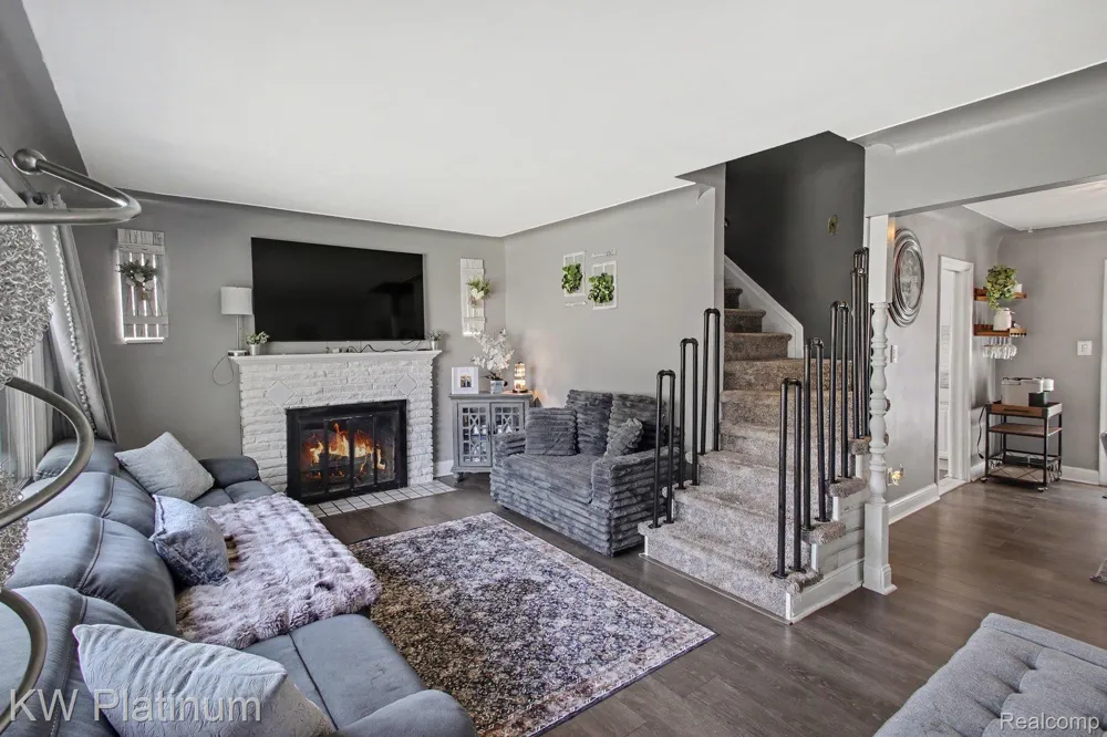 8586 Superior Center Line City, MI 48015