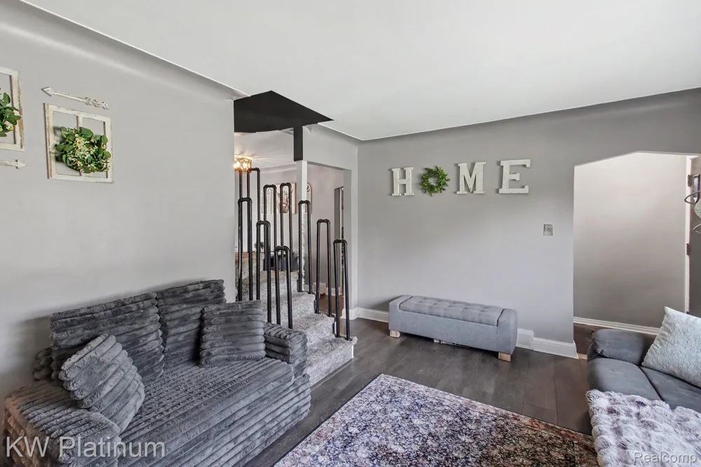 8586 Superior Center Line City, MI 48015