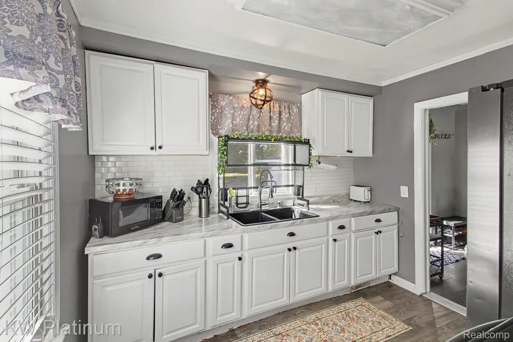 8586 Superior Center Line City, MI 48015