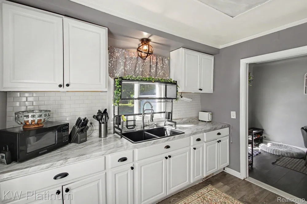 8586 Superior Center Line City, MI 48015