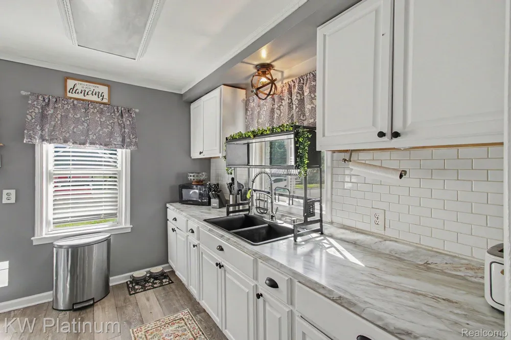 8586 Superior Center Line City, MI 48015