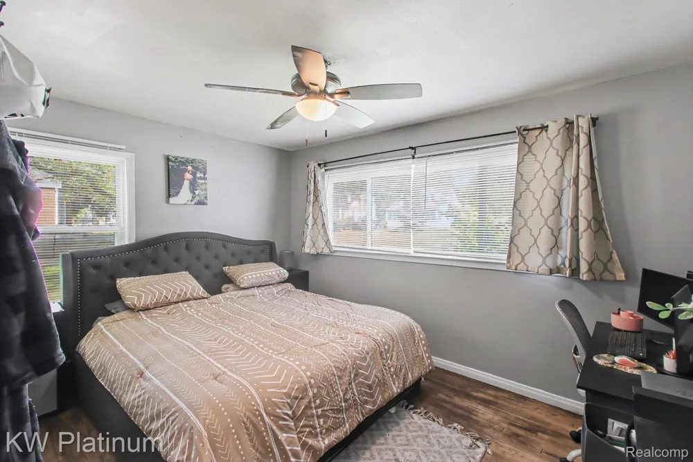 8586 Superior Center Line City, MI 48015