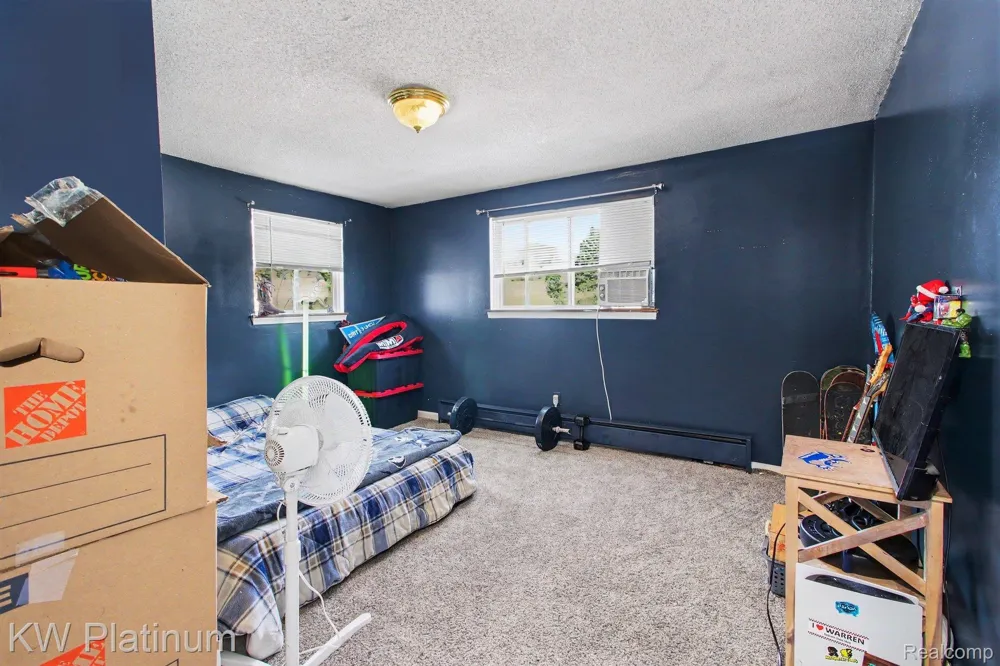 8586 Superior Center Line City, MI 48015