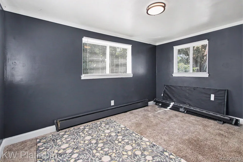 8586 Superior Center Line City, MI 48015