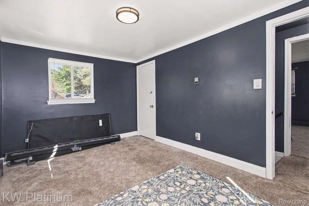 8586 Superior Center Line City, MI 48015