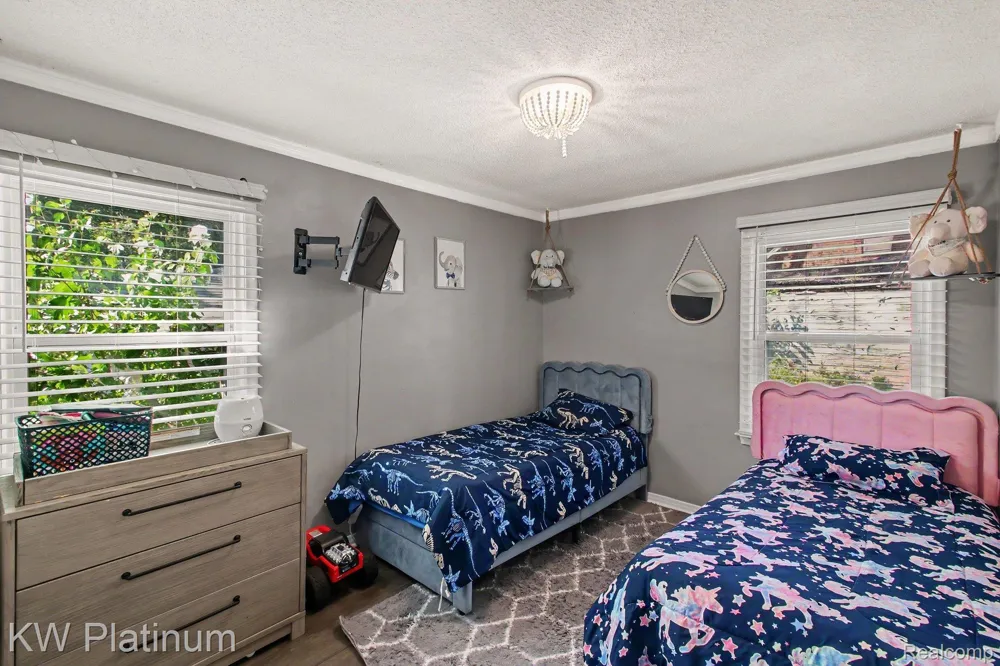 8586 Superior Center Line City, MI 48015