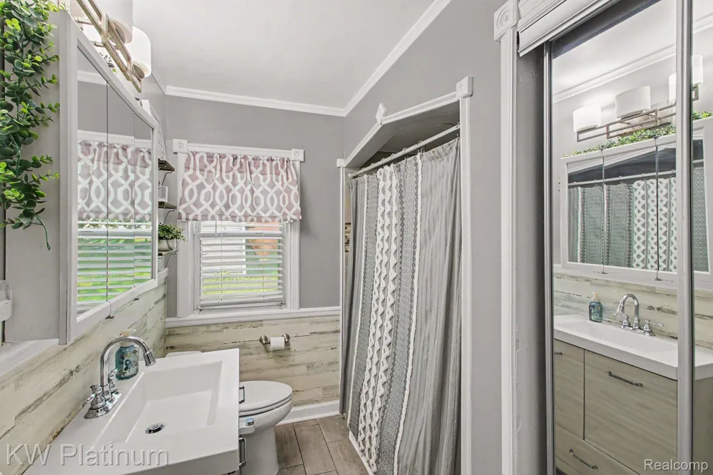 8586 Superior Center Line City, MI 48015