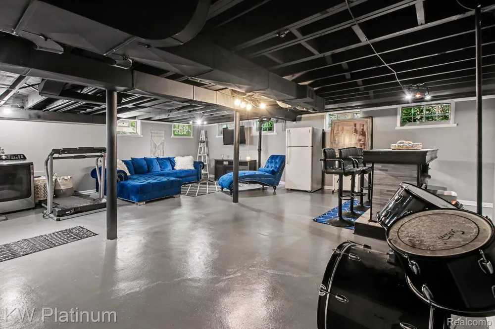 8586 Superior Center Line City, MI 48015