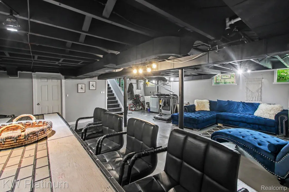 8586 Superior Center Line City, MI 48015