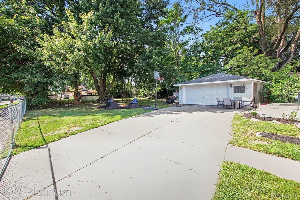 8586 Superior Center Line City, MI 48015