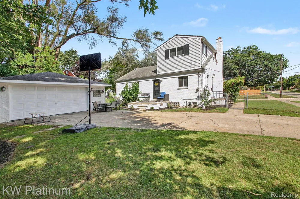 8586 Superior Center Line City, MI 48015