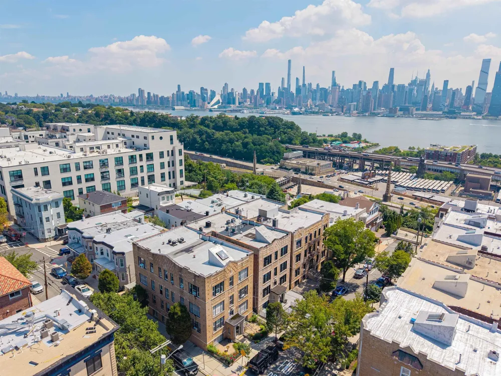 18 OAK ST Weehawken, NJ 07086