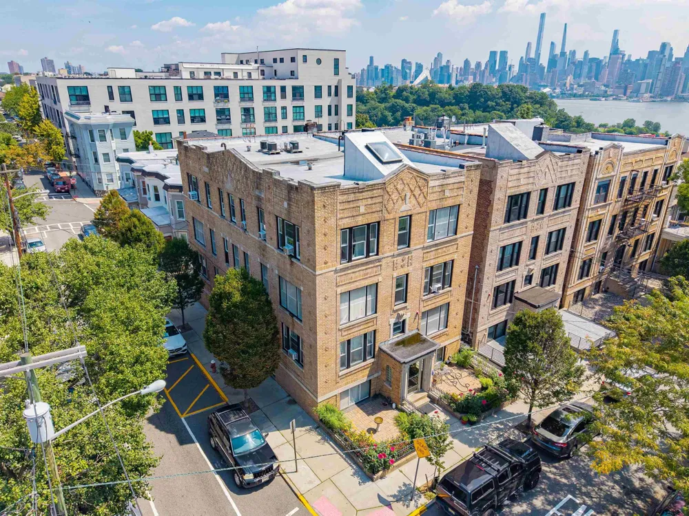 18 OAK ST Weehawken, NJ 07086