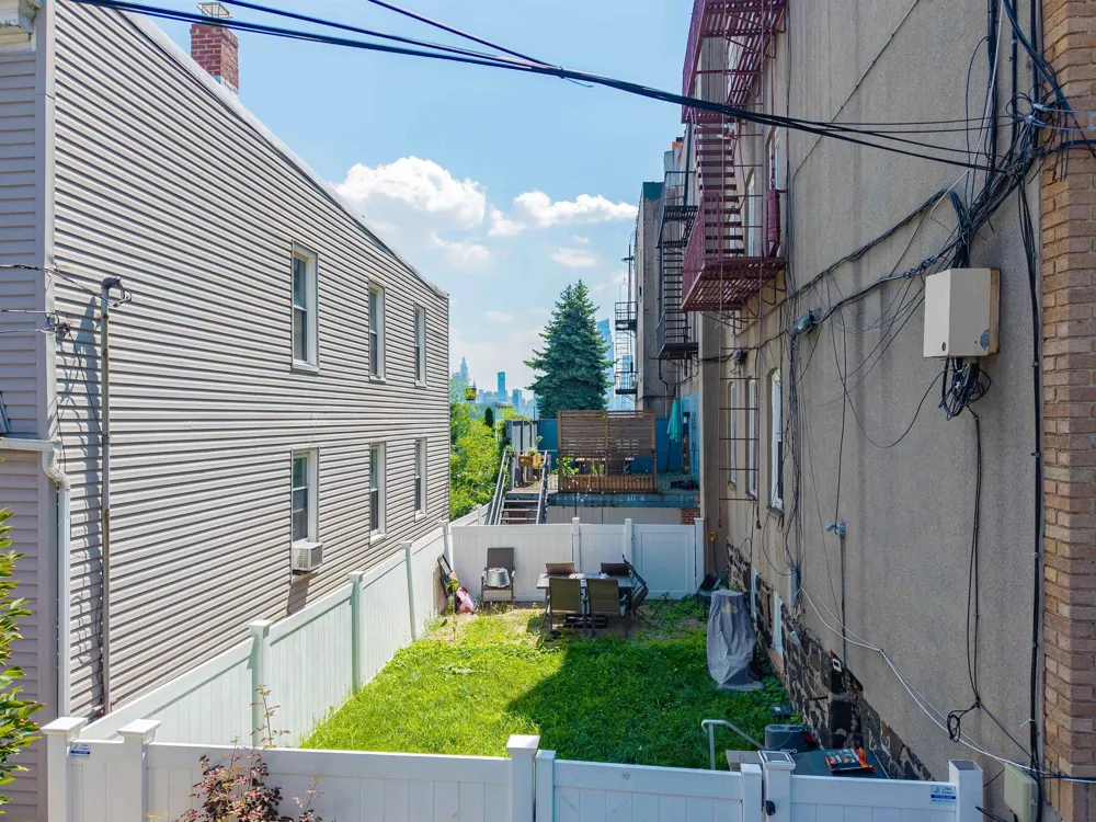 18 OAK ST Weehawken, NJ 07086