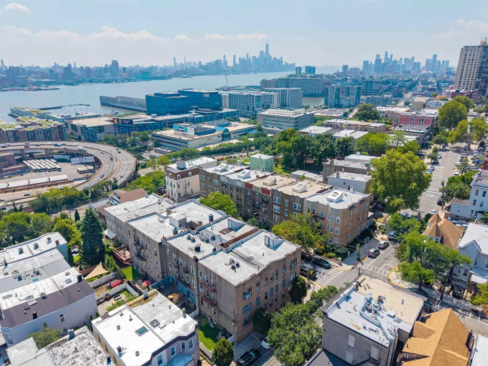 18 OAK ST Weehawken, NJ 07086