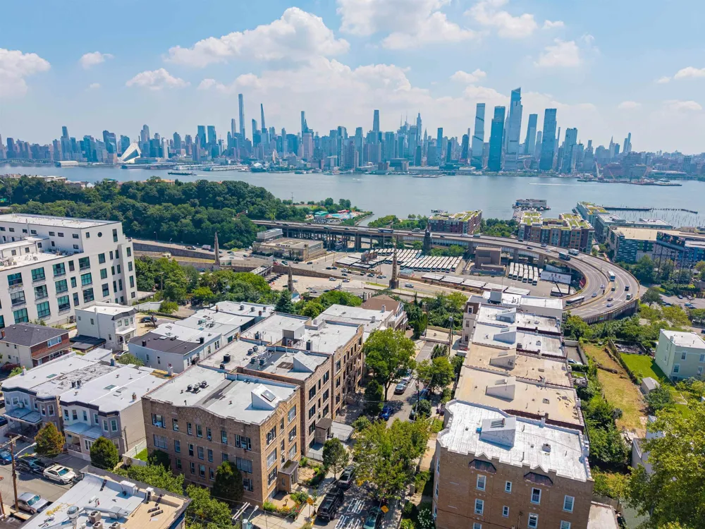 18 OAK ST Weehawken, NJ 07086