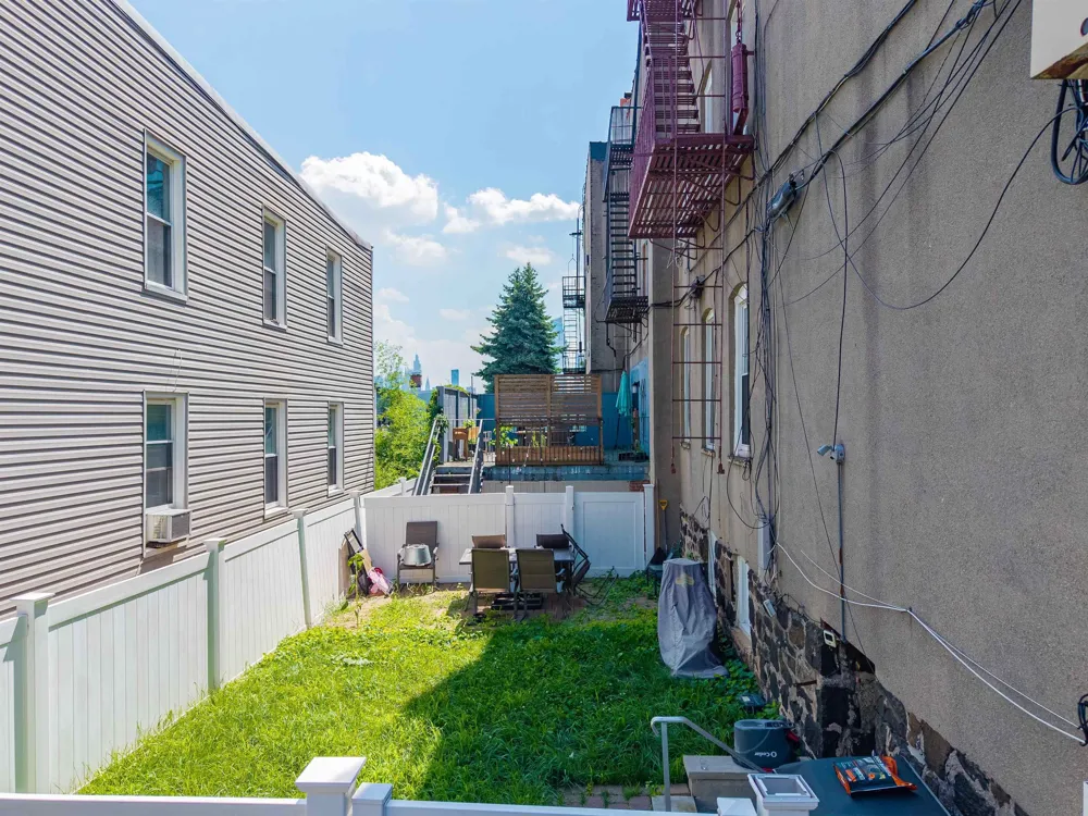 18 OAK ST Weehawken, NJ 07086