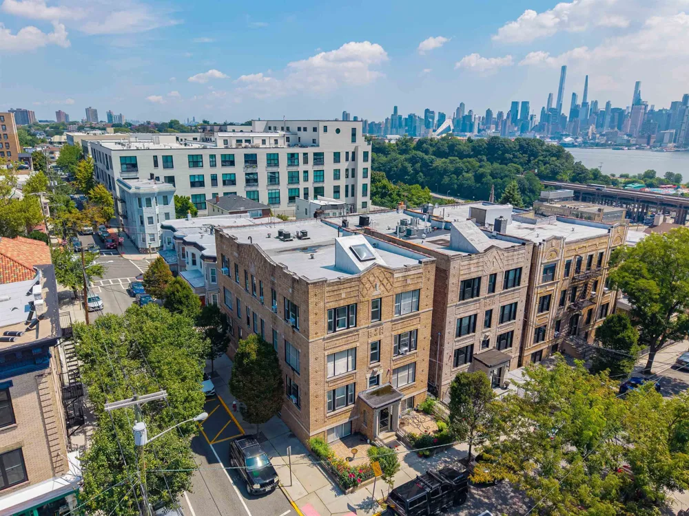 18 OAK ST Weehawken, NJ 07086