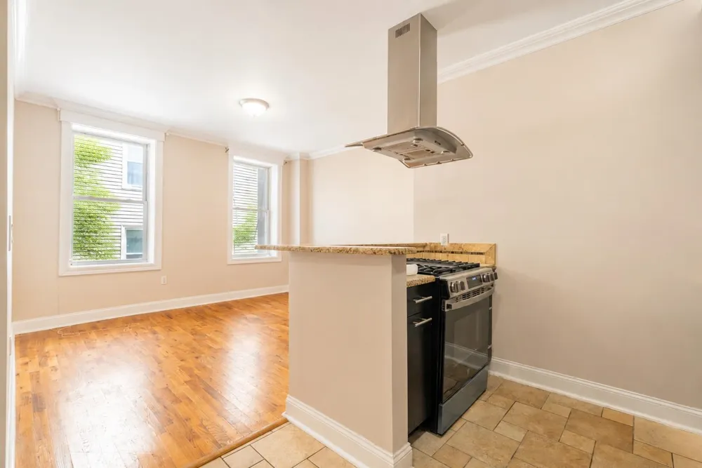 18 OAK ST Weehawken, NJ 07086