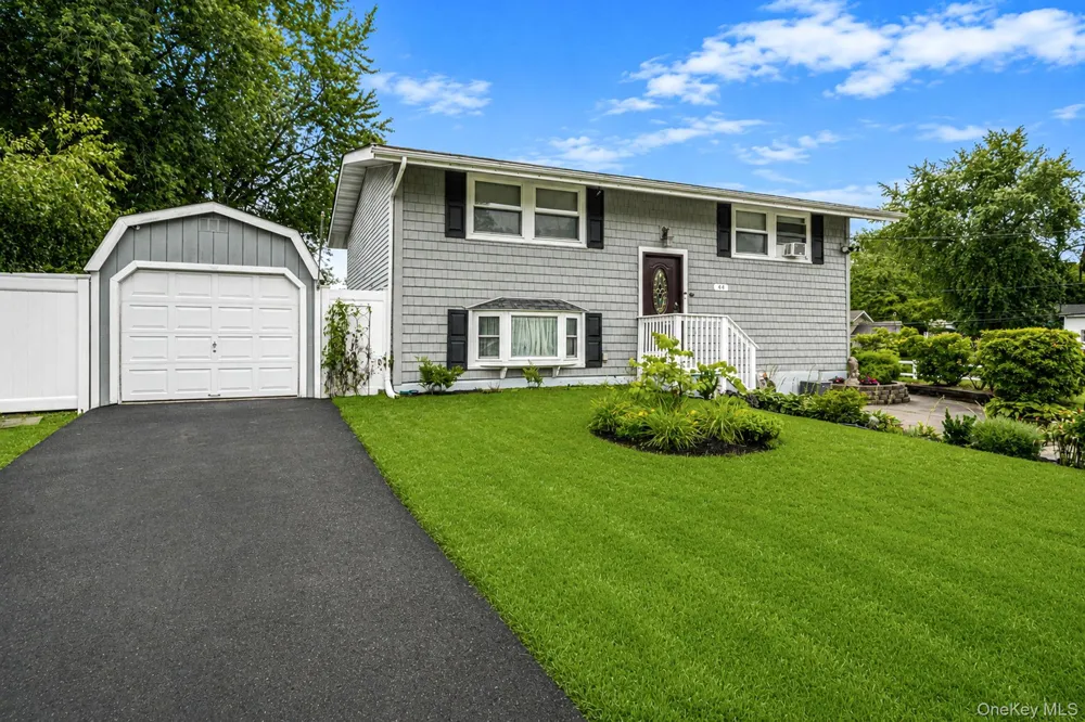 44 Buckskin Lane Selden, NY 11784