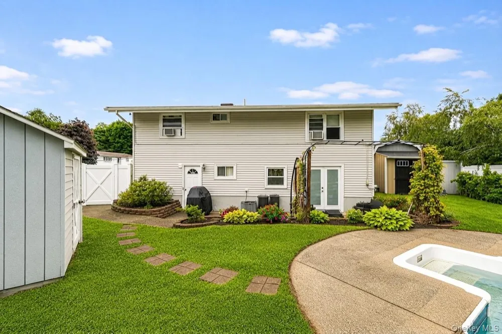 44 Buckskin Lane Selden, NY 11784