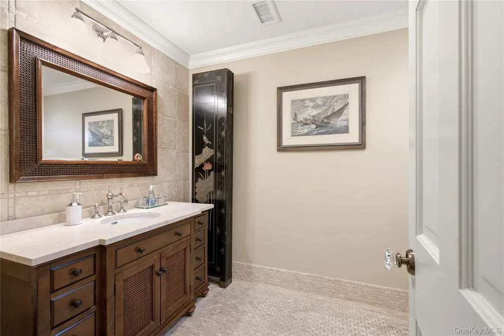 6 Lighthouse Point Lloyd Harbor, NY 11743