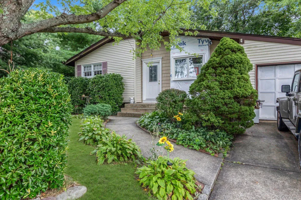 81 Lenore Lane Farmingville, NY 11738