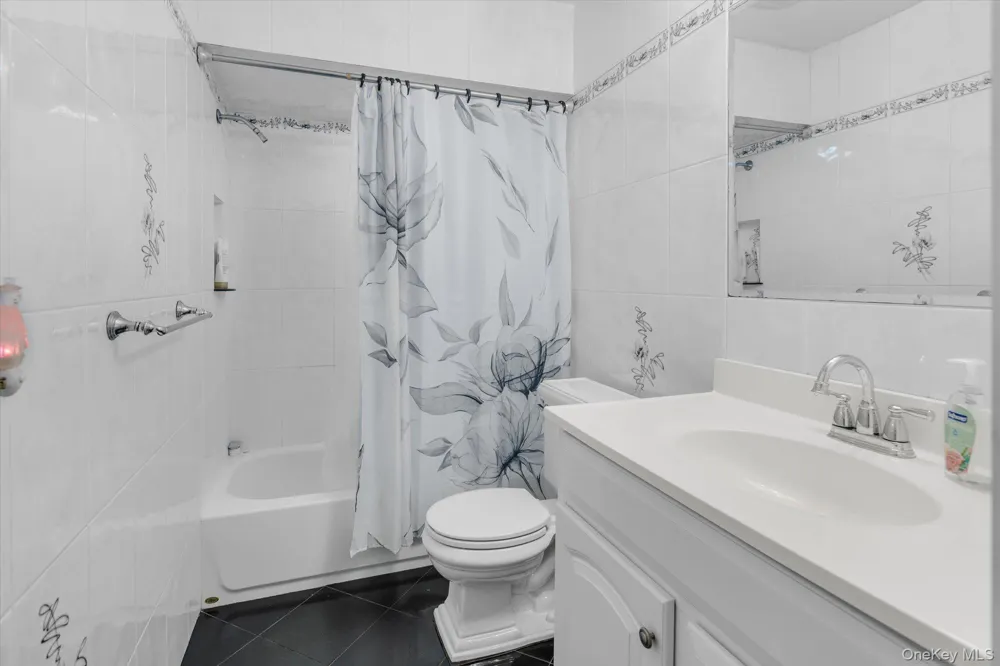 81 Lenore Lane Farmingville, NY 11738