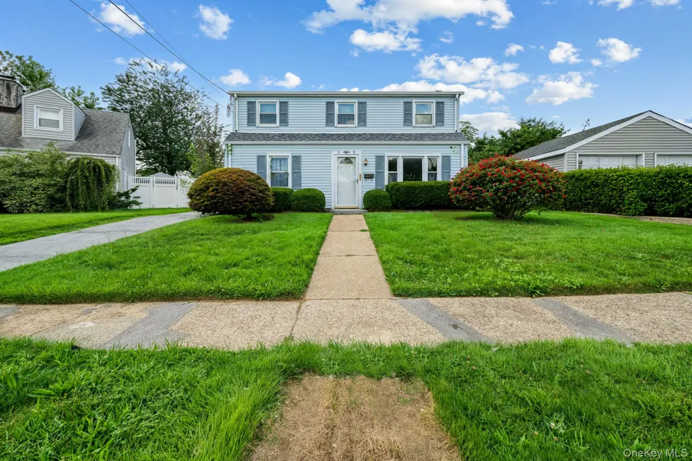 10 Park Court Farmingdale, NY 11735