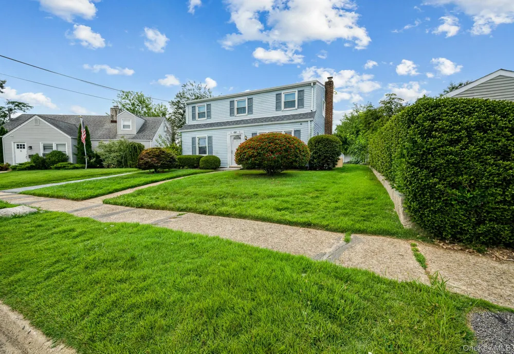 10 Park Court Farmingdale, NY 11735
