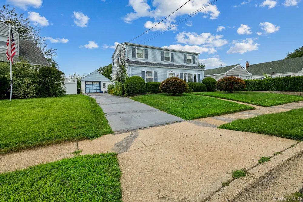 10 Park Court Farmingdale, NY 11735