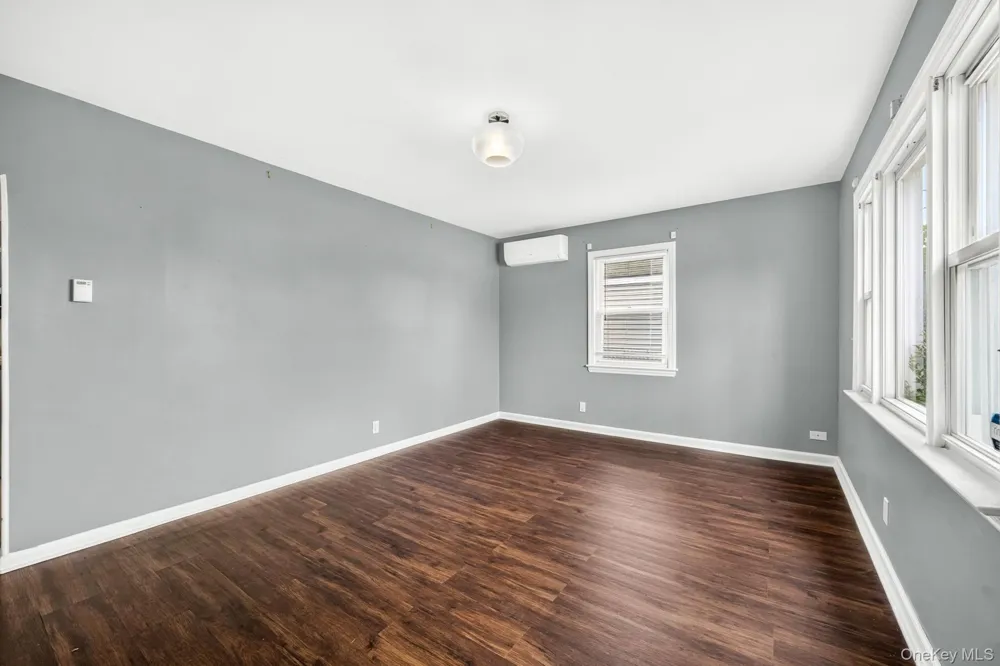 10 Park Court Farmingdale, NY 11735