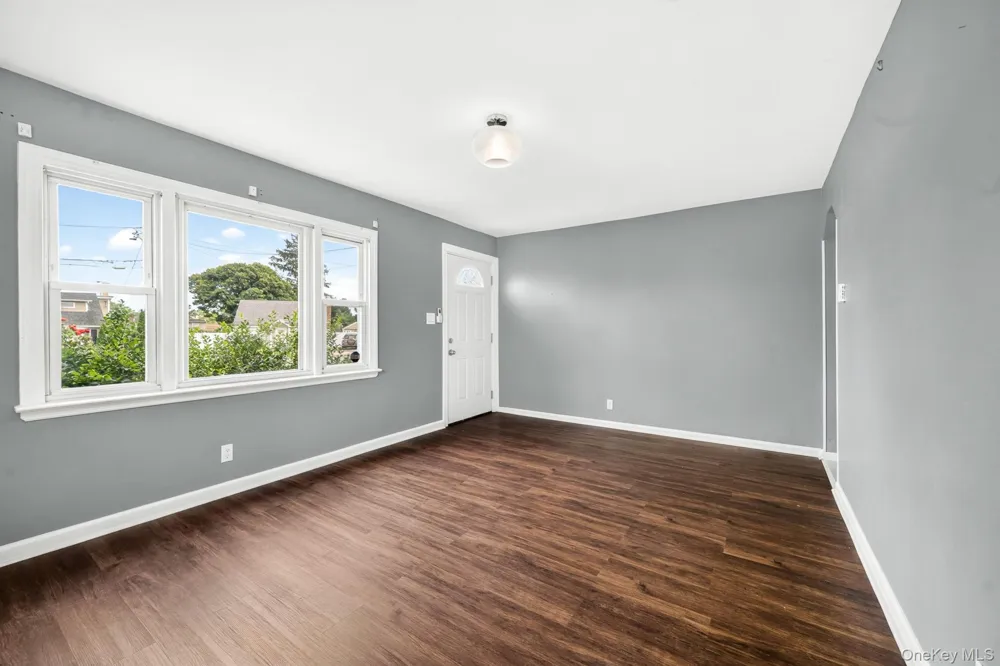 10 Park Court Farmingdale, NY 11735