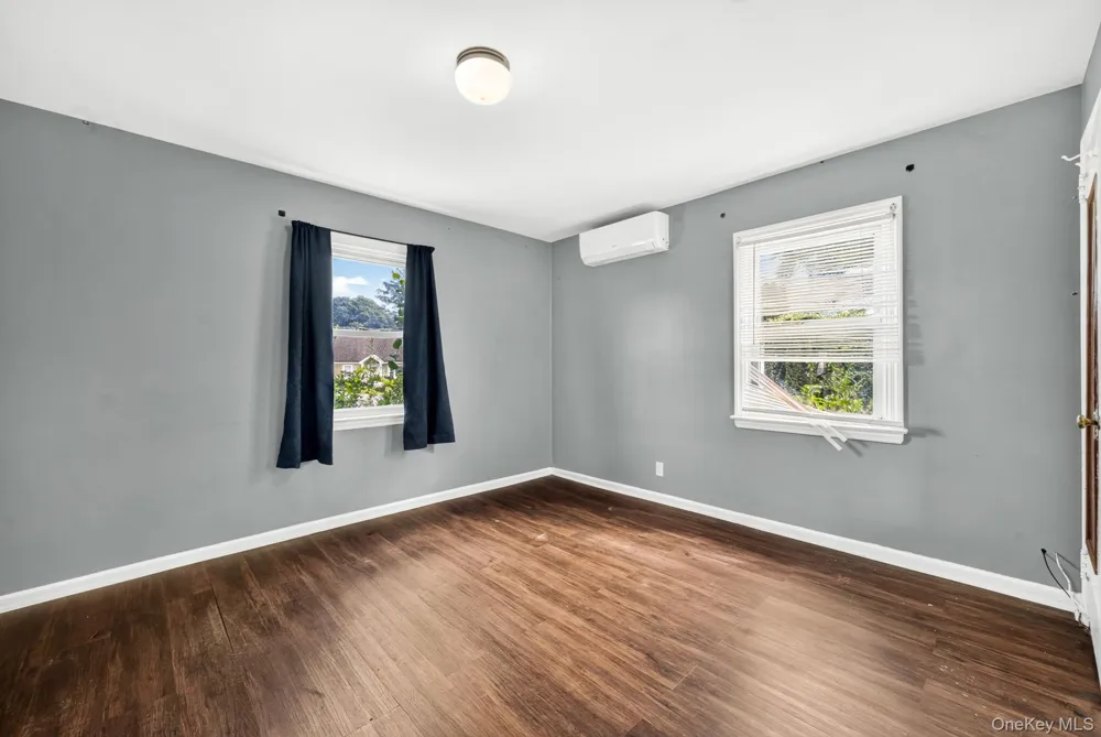10 Park Court Farmingdale, NY 11735