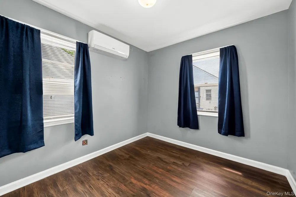 10 Park Court Farmingdale, NY 11735