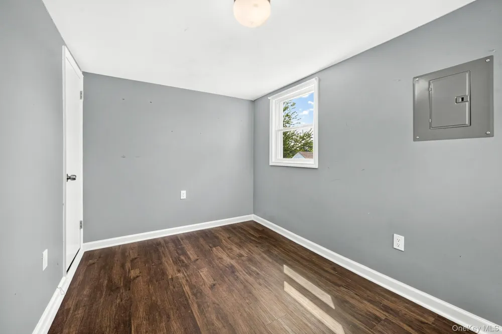 10 Park Court Farmingdale, NY 11735