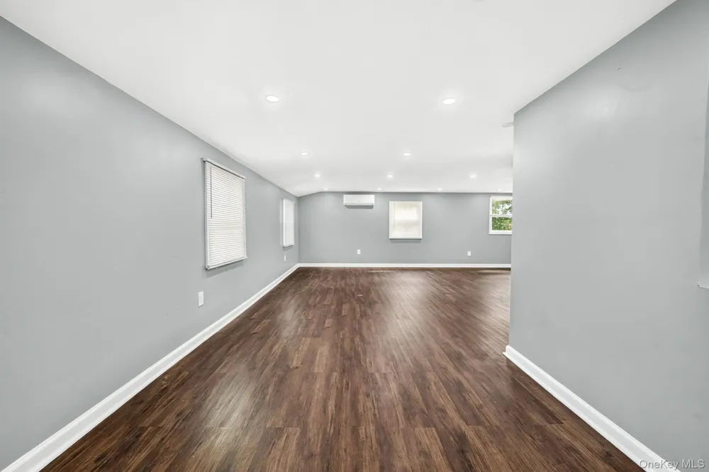 10 Park Court Farmingdale, NY 11735