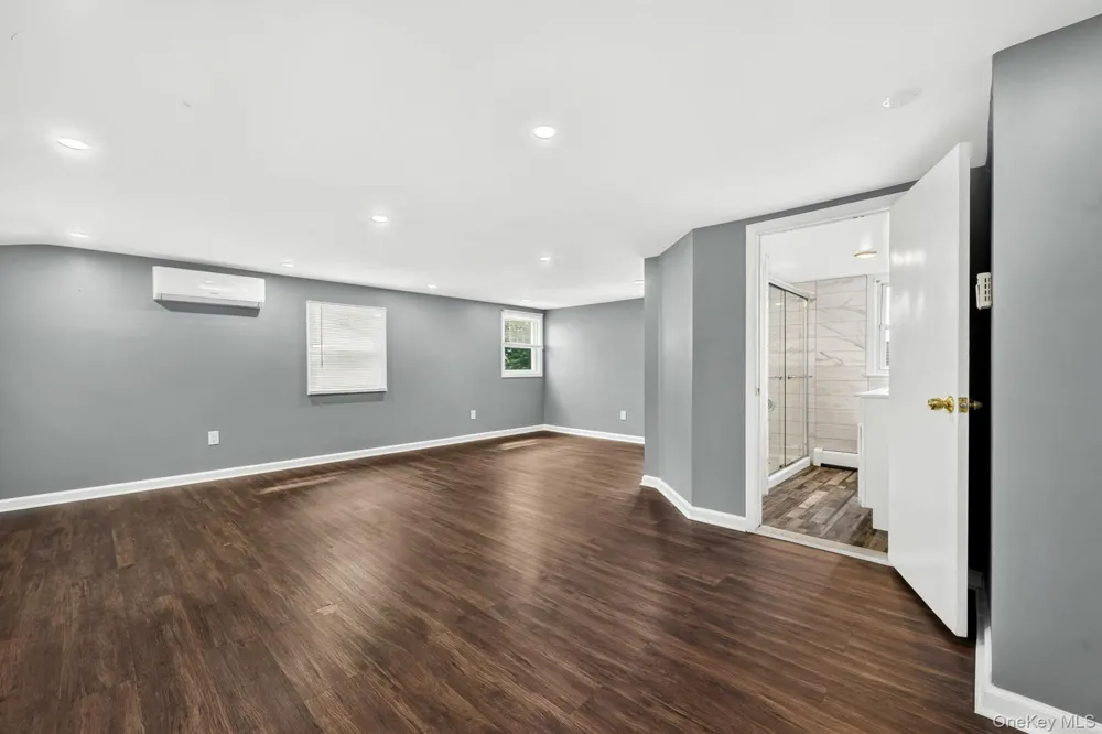 10 Park Court Farmingdale, NY 11735