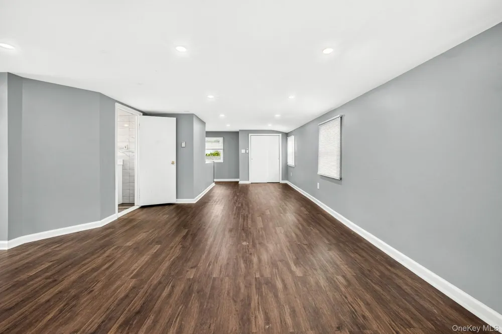 10 Park Court Farmingdale, NY 11735
