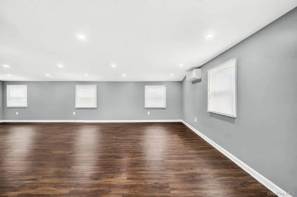 10 Park Court Farmingdale, NY 11735