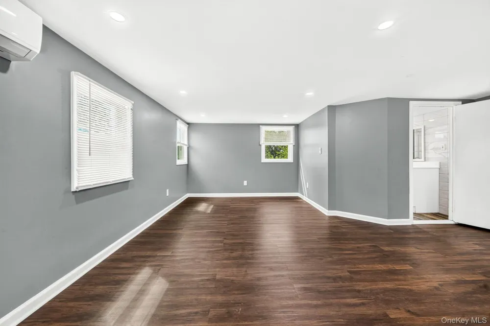 10 Park Court Farmingdale, NY 11735