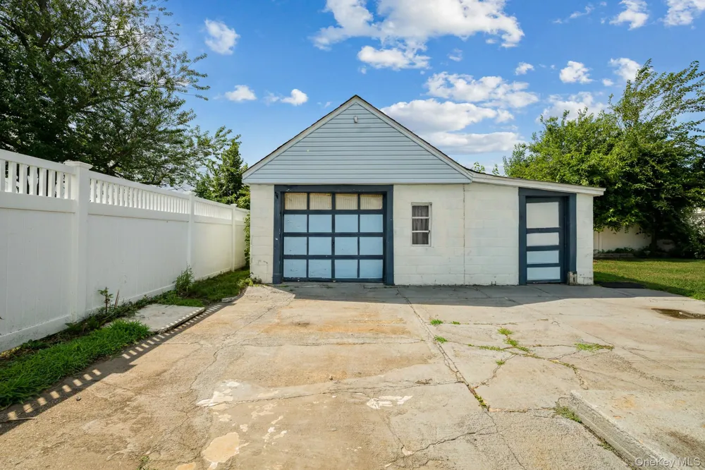 10 Park Court Farmingdale, NY 11735