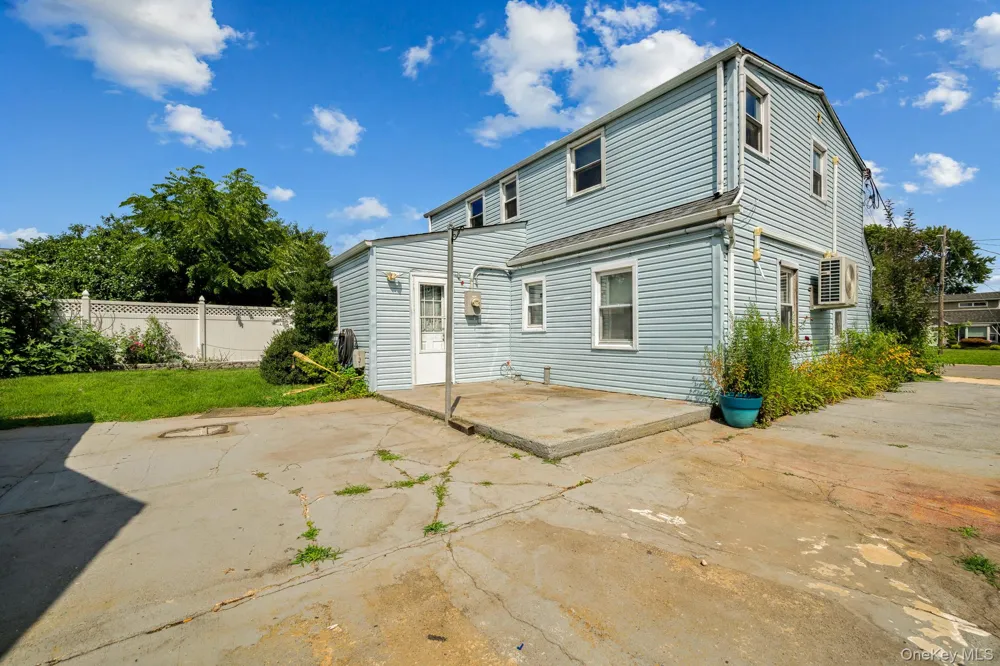 10 Park Court Farmingdale, NY 11735