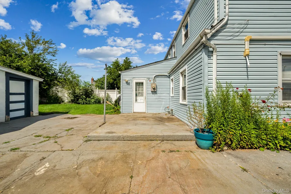 10 Park Court Farmingdale, NY 11735