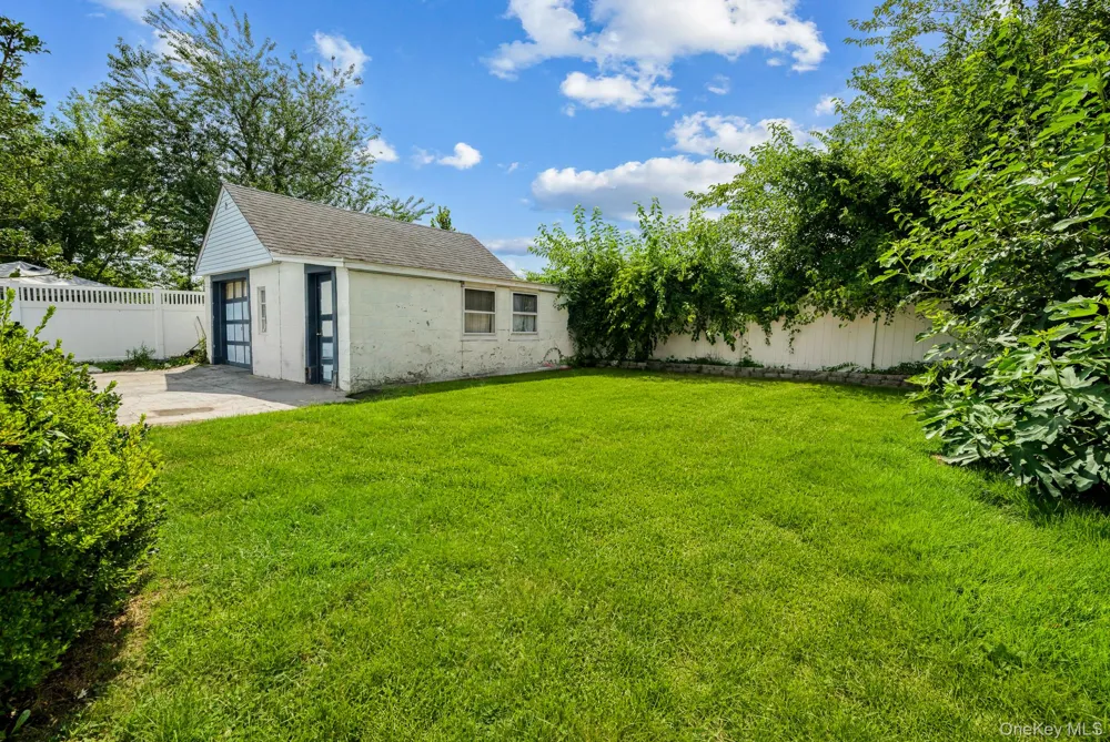 10 Park Court Farmingdale, NY 11735