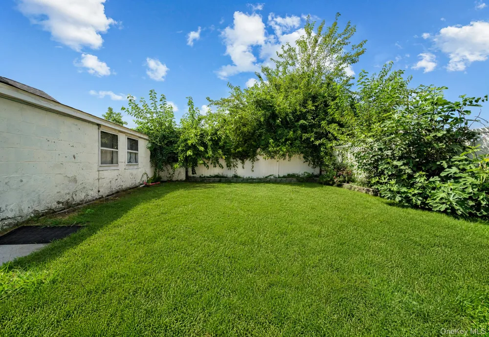 10 Park Court Farmingdale, NY 11735