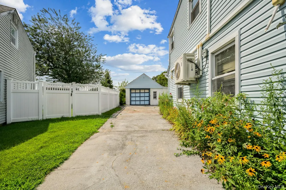 10 Park Court Farmingdale, NY 11735