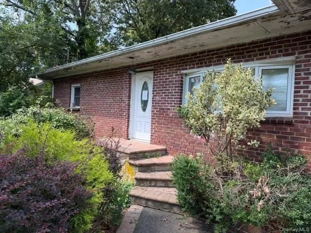 34 Raymond Court Holbrook, NY 11741