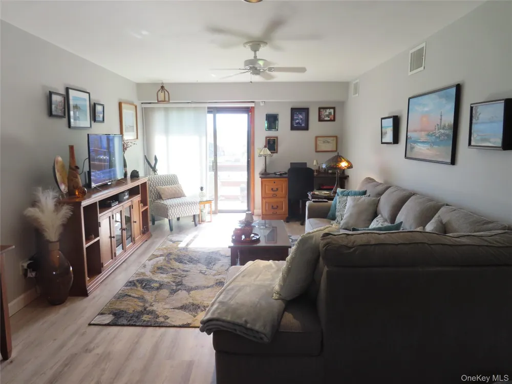 463 Mariners Way Copiague, NY 11726