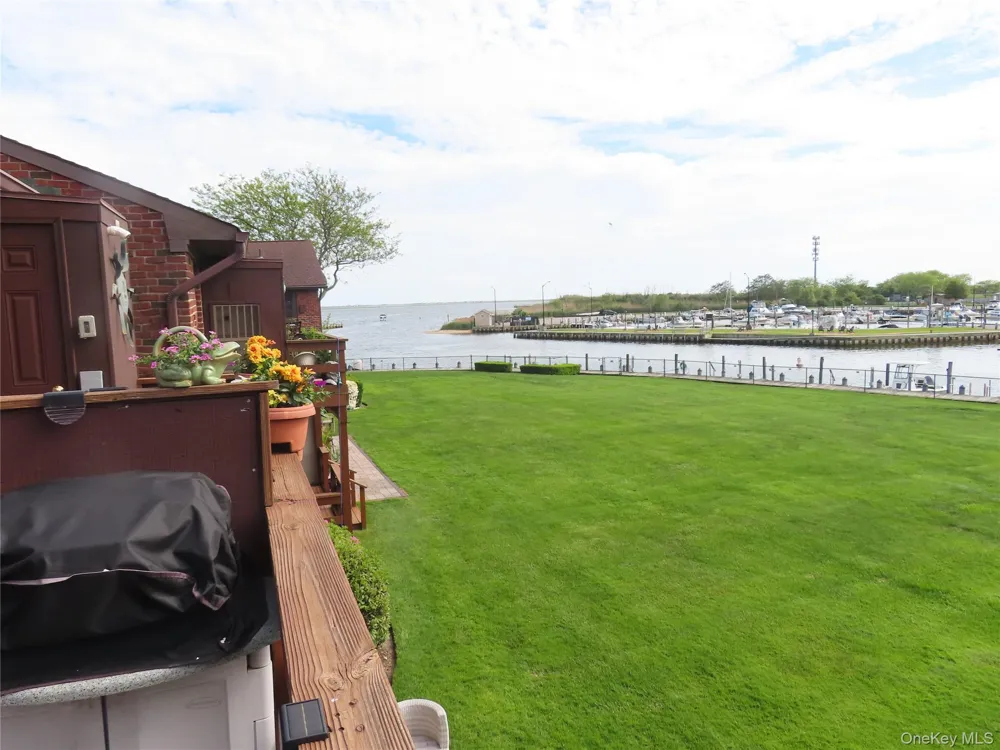 463 Mariners Way Copiague, NY 11726